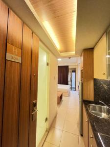 eine Küche mit Spüle und Arbeitsplatte in der Unterkunft Mabelle s Room with Gym and Bar in Jounieh