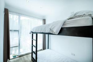 two bunk beds in a room with a window at Hotel Bamboo in Jacó