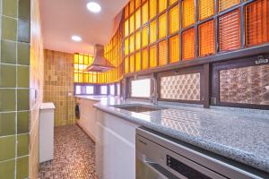 a kitchen with a sink and a counter top at Apartamento de lujo in Madrid