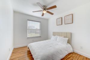 1 dormitorio con 1 cama y ventilador de techo en Townhome in Houston, en Houston