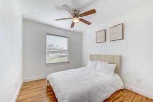 a bedroom with a bed and a ceiling fan at Townhome in Houston in Houston