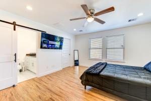 een slaapkamer met een bed en een plafondventilator bij Townhome in Houston in Houston