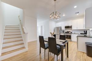 een keuken met een tafel en stoelen in een kamer bij Townhome in Houston in Houston