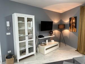 Telewizja i/lub zestaw kina domowego w obiekcie Apartman Magnolija Umag