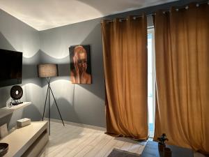 Telewizja i/lub zestaw kina domowego w obiekcie Apartman Magnolija Umag