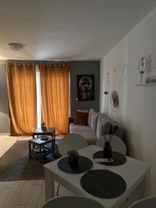 Łóżko lub łóżka w pokoju w obiekcie Apartman Magnolija Umag