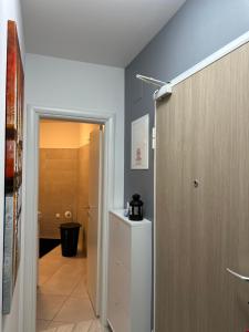 korytarz z drzwiami prowadzącymi do pokoju w obiekcie Apartman Magnolija Umag w mieście Umag