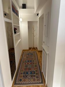 korytarz z dywanem na podłodze w obiekcie House of the Sun in Trastevere w Rzymie