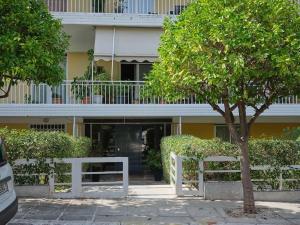 un banc blanc devant un bâtiment dans l'établissement Elegant Boutique Apt in Kifissia, à Athènes