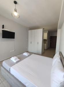 1 dormitorio con 1 cama blanca grande en una habitación en Syggrou Street Studio, en Tesalónica