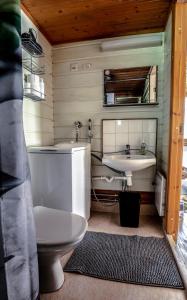 ein Badezimmer mit einem WC, einer Badewanne und einem Waschbecken in der Unterkunft Lomariihi 2 in Muurame