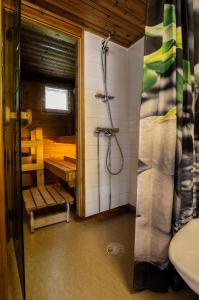 ein Bad mit einer Dusche in einer Kabine in der Unterkunft Lomariihi 2 in Muurame