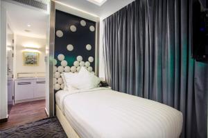 a bedroom with a large white bed in a room at Grace 21 Smart Hotel in Dhaka