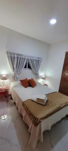 1 dormitorio con 1 cama blanca grande con cortinas en AVE FENIX en Punta Cana