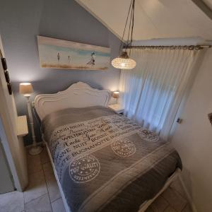 1 dormitorio con cama con colcha en Seestern 336, en Julianadorp