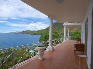 un balcón de una casa con vistas al agua en Jasmine Bay Hotel & Spa, 