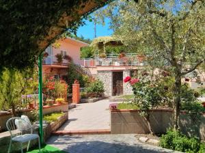 a building with a courtyard with flowers and plants at Agriturismo Alta Collina in Benevento
