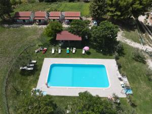 una vista aérea de una piscina en un patio en Agriturismo Alta Collina, en Benevento