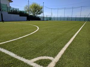 un campo de fútbol con un gol en el campo en Agriturismo Alta Collina, en Benevento