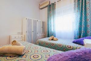 ein Schlafzimmer mit zwei Betten und einem Fenster in der Unterkunft Chalet en el Mar Menor (Cartagena) con Piscina Privada y 4 dormitorios in Cartagena + 32 Fotos