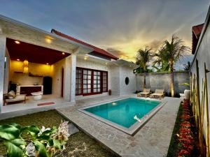 una piscina nel cortile di una casa di Nick Villa ad Ubud