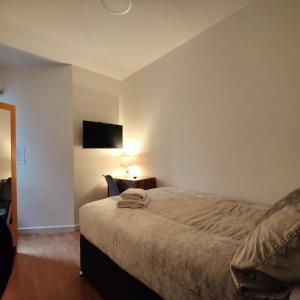 Postel nebo postele na pokoji v ubytování Liverpool City Centre Private Rooms including smart TVs - with Shared Bathroom