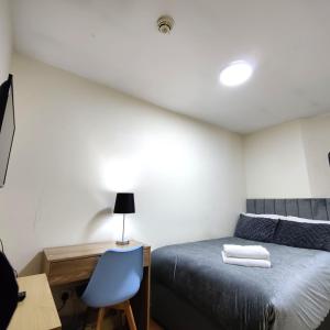 Postel nebo postele na pokoji v ubytování Liverpool City Centre Private Rooms including smart TVs - with Shared Bathroom
