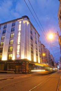 a building on a city street at night at My Dream Istanbul Hotel in Istanbul