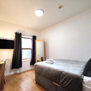Postel nebo postele na pokoji v ubytování Liverpool City Centre Private Rooms including smart TVs - with Shared Bathroom