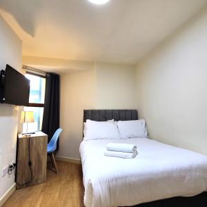 Postel nebo postele na pokoji v ubytování Liverpool City Centre Private Rooms including smart TVs - with Shared Bathroom
