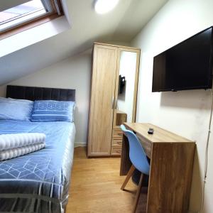 Postel nebo postele na pokoji v ubytování Liverpool City Centre Private Rooms including smart TVs - with Shared Bathroom