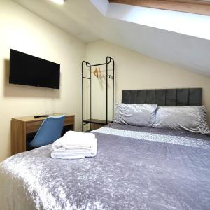 Postel nebo postele na pokoji v ubytování Liverpool City Centre Private Rooms including smart TVs - with Shared Bathroom