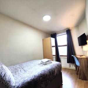 Postel nebo postele na pokoji v ubytování Liverpool City Centre Private Rooms including smart TVs - with Shared Bathroom