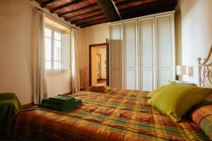 Postel nebo postele na pokoji v ubytování Heart of Chianti - a warm flat in Radda