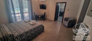 - une chambre avec un lit et une table avec une chaise dans l'établissement Tenuta De Santis, à Ceccano