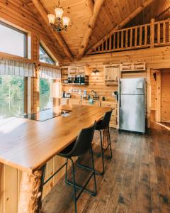 Η κουζίνα ή μικρή κουζίνα στο Water Lily Cabin by Amish Country Lodging