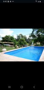 una imagen de una gran piscina azul en Ohana Apartments (solo familias) en Villa Carlos Paz