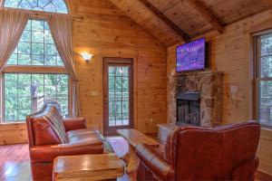 TV a/nebo společenská místnost v ubytování Whispering Pines Treehouse by Amish Country Lodging + 3 fotografie