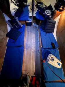 - un lit avec des oreillers bleus au-dessus dans l'établissement Botnia Mini Racer, à Riga