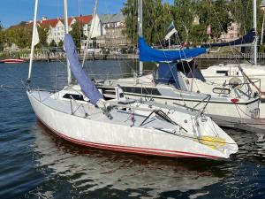 un barco blanco está atracado en el agua en Botnia Mini Racer, en Riga