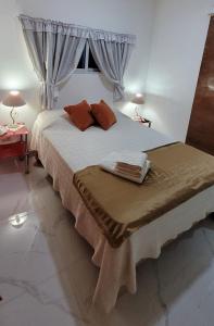 1 dormitorio con 1 cama grande y 2 mesas en AVE FENIX, en Punta Cana