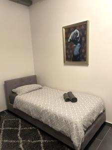 a bedroom with a bed and a painting on the wall at Apartments Pellinger-Hof in Pellingen