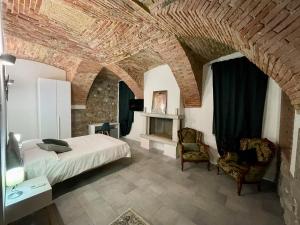 een slaapkamer met een bed en een open haard bij Agriturismo Al Mancino in Lonato