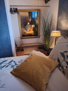 a bedroom with a bed with a mirror on the wall at vakantiehuis in drenthe de hooizolder sauna bij te boeken in Gees