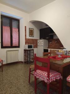 eine Küche mit einem Tisch und Stühlen im Zimmer in der Unterkunft ORVIETO BRICK HOUSE in Orvieto Scalo