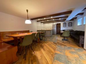 Posezení v ubytování Apartament TISA - CĂTUN