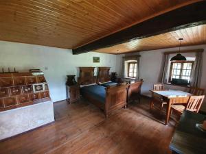 Un dormitorio con una cama y una mesa. en URige Hütte, en Maria Elend