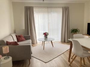 Posezení v ubytování moderne 2-Zimmer-Wohnung mit überdachter Terrasse