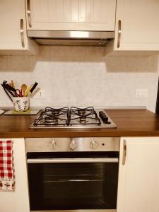 A kitchen or kitchenette at La casa di Ieia