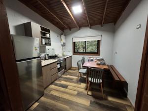 uma cozinha com uma mesa de madeira e uma sala de jantar em Inspiramide Pucon em Pucón